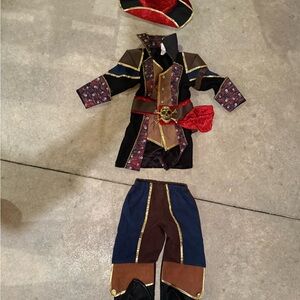 Kids Pirate Costume with Hat. Like new. Size 3-4.